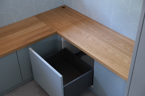 Detaljbild av låda i hallförvaring